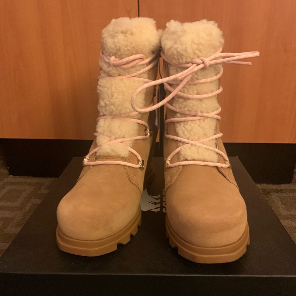 Joan of Arctic Wedge III Lace Cozy Sorel boots size 8